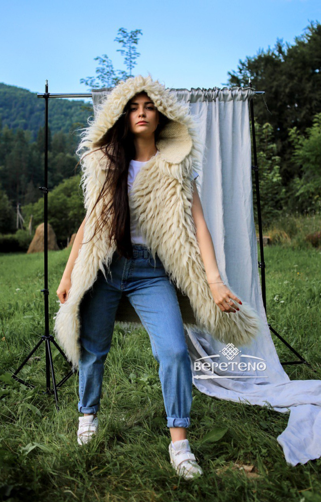 Гуня-безрукавка біла з капюшоном