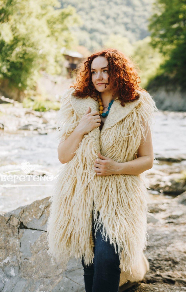 Гуня-безрукавка біла з коміром